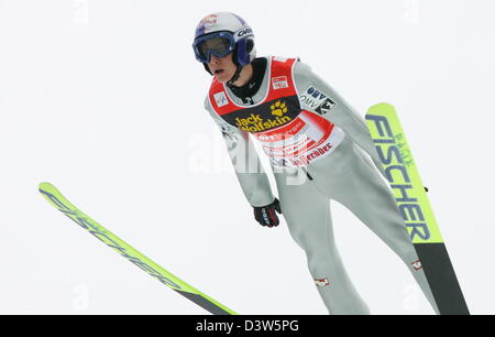 Österreichischer Skispringer Gregor Schlierenzauer ist in der Luft während des Trainings die Silvester springen der Vierschanzentournee in Garmisch-Partenkirtchen, Deutschland, Montag, 1. Januar 2007. Der 16-j hrige Rookie ist der aufstrebende Star unter den Adlern. Foto: Matthias Schrader Stockfoto