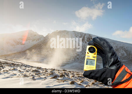 Schneeverwehungen in Coire eine Sneachda in Cairngorm Mountains, Schottland, Großbritannien, mit einem Bergsteiger-anemometer Stockfoto