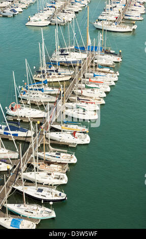 Lissabon, Portugal. Yachten vor Anker in der Belém Marina. Stockfoto