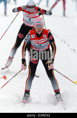 Deutsche Skilangläuferin Evi Sachenbacher-Stehle (R) und Claudia Kunezel-Nystad abgebildet in Aktion während der 10 km Verfolgung in Oberstdorf, Deutschland, Dienstag, 2. Januar 2007. Evi Sachenbacher-Stehle belegte den 13. als bester deutscher, Claudia Kunezel-Nystad beendete 14.. Die zweite Etappe der Tour de Ski in Oberstdorf folgt der Endphase in Asiago und Val di Fiemme (Bot gehostet Stockfoto