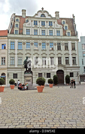 (Dpa-Dateien) - sitzt eine Familie mit Kindern auf den Stufen des Denkmals von Hans Jakob Fugger in der Fußgängerzone von Augsburg, Deutschland, 2006. Hans Jakob Fugger (1459-1525), genannt Jakob die reichen, ist wohl der bekannteste Sohn von Augsburg. Augsburg ist die älteste Stadt Deutschlands. Es wurde vor mehr als 2000 Jahren von den Römern gegründet. Foto: Romain Fellens Stockfoto