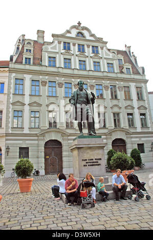 (Dpa-Dateien) - sitzt eine Familie mit Kindern auf den Stufen des Denkmals von Hans Jakob Fugger in der Fußgängerzone von Augsburg, Deutschland, 2006. Hans Jakob Fugger (1459-1525), genannt Jakob die reichen, ist wohl der bekannteste Sohn von Augsburg. Augsburg ist die älteste Stadt Deutschlands. Es wurde vor mehr als 2000 Jahren von den Römern gegründet. Foto: Romain Fellens Stockfoto