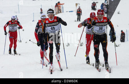 Deutsche Langläufer Rene Sommerfeldt (R) und Franz Göring (L) während der 15-km-Rennen in klassischer Technik in Oberstdorf, Deutschland, Mittwoch, 3. Januar 2007 abgebildet. Die zweite Etappe der Tour de Ski in Oberstdorf folgt der Endphase in Asiago und Val di Fiemme (beide Italien) bis 7. Januar 2007. Foto: Karl-Josef Hildenbrand Stockfoto