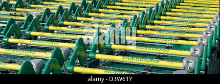 Close Up Supermarkt Einkaufswagen verarbeiten Wiederholungs-Branding-Etiketten Morrisons Einzelhandel Geschäft Lebensmittel Lebensmittel Einkaufsgeschäft Maldon Essex England Großbritannien Stockfoto