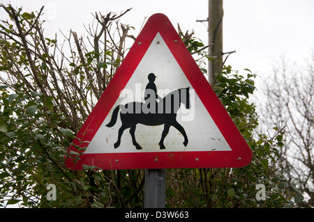 Keswick. Warnung-Schild zeigt eine Person auf einem Pferd Stockfoto