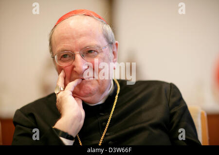 Kardinal Joachim Meisner, Erzbischof von Köln, spricht auf einer Pressekonferenz in Köln, Deutschland, Mittwoch, 4. Januar 2006.  Meisner präsentiert eine Ehe und Familie gern, Maßnahmen und Beratung Aktivitäten in Bezug auf Ehe und Familie zu fördern. Foto: Rolf Vennenbernd Stockfoto