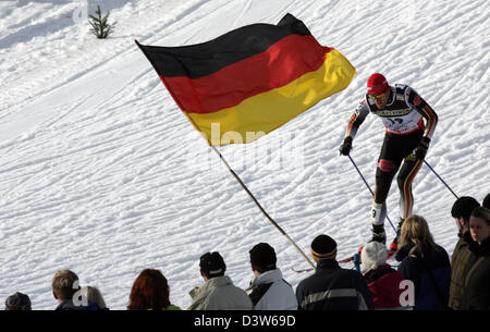 Deutsche Kombinierer Ronny Ackermann ist von der Menge in der nordischen Kombination in Oberstdorf, Deutschland, Samstag, 6. Januar 2007 jubelten. Ackermann Ffinished 10.. Foto: Andreas Gebert Stockfoto