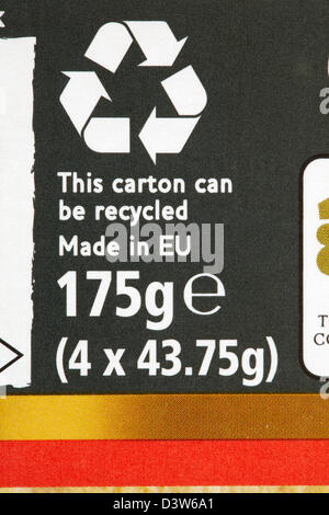 Dieser Karton kann recycelt werden und wird in EU-Informationen auf der Verpackung von Keksen – Entsorgung Recycling Recycling Logo-Symbol hergestellt Stockfoto