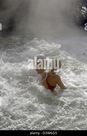 (Dpa-Datei) - das Bild zeigt die Leute Baden in den Kaskaden der Thermalquellen in der Therme Saturnia, Italien, 25. November 2006. Das sulfurized Wasser fließen in eine natürliche Sinter-Becken, die verwendet werden können unentgeltlich. Bei einem nahe gelegenen Health können Resort Besucher aus verschiedenen Behandlungen und Therapien. Foto: Lars Halbauer Stockfoto