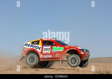 Französischen Rallye-Pilot Stephane Peterhansel Schritte seines Mitsubishi durch die Wüste während der 3. Etappe der Dakar Rallye 2007 von Nador, Er Rachidia, Marokko, Montag, 8. Januar 2007. Foto: Mitsubishi Motorsport Stockfoto