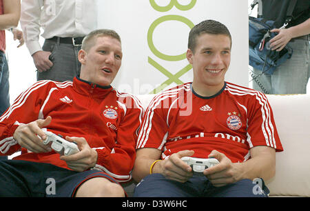 Deutsche Bundesliga Club FC Bayern Mittelfeldspieler Bastian Schweinsteiger (L) und Stürmer Lukas Podolski spielen Videospiele während des Vereins-Trainingslager in Dubai, Vereinigte Arabische Emirate, Dienstag, 9. Januar 2007. Foto: Daniel Karmann Stockfoto