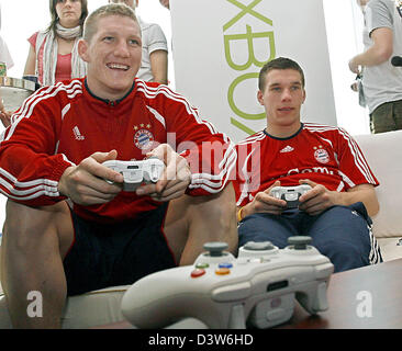 Deutsche Bundesliga Club FC Bayern Mittelfeldspieler Bastian Schweinsteiger (L) und Stürmer Lukas Podolski spielen Videospiele während des Vereins-Trainingslager in Dubai, Vereinigte Arabische Emirate, Dienstag, 9. Januar 2007. Foto: Daniel Karmann Stockfoto