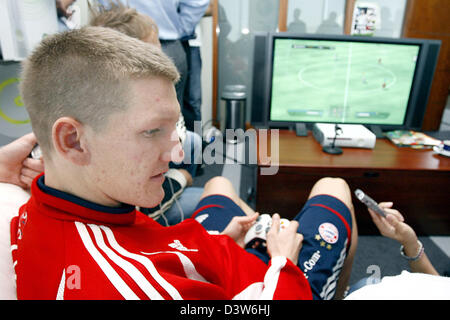 Deutsche Bundesliga Club FC Bayern-Mittelfeldspieler Bastian Schweinsteiger spielt Videospiele während des Vereins-Trainingslager in Dubai, Vereinigte Arabische Emirate, Dienstag, 9. Januar 2007. Foto: Daniel Karmann Stockfoto