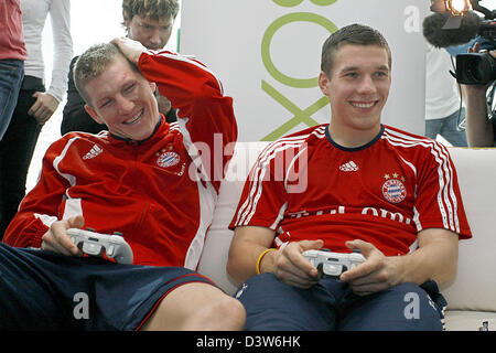 Deutsche Bundesliga Club FC Bayern Mittelfeldspieler Bastian Schweinsteiger (L) und Stürmer Lukas Podolski spielen Videospiele während des Vereins-Trainingslager in Dubai, Vereinigte Arabische Emirate, Dienstag, 9. Januar 2007. Foto: Daniel Karmann Stockfoto