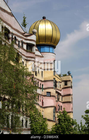 (Dpa-Dateien) - das Bild zeigt das Bauvorhaben "Waldspirale" (lit.: Wald-Spirale) des österreichischen Künstlers und Architekten Friedensreich Hundertwasser (1928-2000) in Darmstadt, Deutschland, Juni 2006. Die "Waldspirale" ist nach einem liegenden U mit einem Accssible Dach geprägt, die leicht gradient und pflanzte mit Bäumen ist. 105 Wohnungen von 47 bis 158 qm, die keine Ecken tragen sind eine Stockfoto