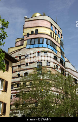 (Dpa-Dateien) - das Bild zeigt das Bauvorhaben "Waldspirale" (lit.: Wald-Spirale) des österreichischen Künstlers und Architekten Friedensreich Hundertwasser (1928-2000) in Darmstadt, Deutschland, Juni 2006. Die "Waldspirale" ist nach einem liegenden U mit einem Accssible Dach geprägt, die leicht gradient und pflanzte mit Bäumen ist. 105 Wohnungen von 47 bis 158 qm, die keine Ecken tragen sind eine Stockfoto