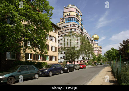 (Dpa-Dateien) - das Bild zeigt das Bauvorhaben "Waldspirale" (lit.: Wald-Spirale) des österreichischen Künstlers und Architekten Friedensreich Hundertwasser (1928-2000) in Darmstadt, Deutschland, Juni 2006. Die "Waldspirale" ist nach einem liegenden U mit einem Accssible Dach geprägt, die leicht gradient und pflanzte mit Bäumen ist. 105 Wohnungen von 47 bis 158 qm, die keine Ecken tragen sind eine Stockfoto