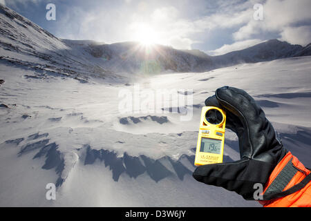 Schneeverwehungen in Coire eine Sneachda in Cairngorm Mountains, Schottland, Großbritannien, mit einem Bergsteiger-anemometer Stockfoto