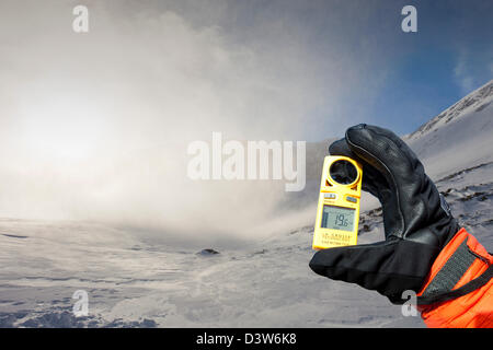 Schneeverwehungen in Coire eine Sneachda in Cairngorm Mountains, Schottland, Großbritannien, mit einem Bergsteiger-anemometer Stockfoto