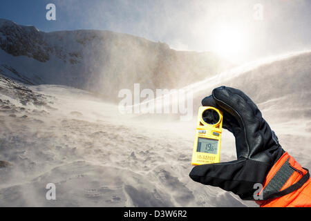 Schneeverwehungen in Coire eine Sneachda in Cairngorm Mountains, Schottland, Großbritannien, mit einem Bergsteiger-anemometer Stockfoto