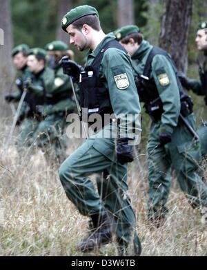 Polizisten suchen nach der fehlenden 13 Jahre altes Mädchen Natalia in einem Wald in der Nähe von Karbach, Deutschland, Dienstag, 9. Januar 2007. Mitglieder der Polizei, der Feuerwehr und Katastrophen-Hilfswerk THW sind auf der Suche nach dem Mädchen seit Montag. Foto: Marcus Führer Stockfoto