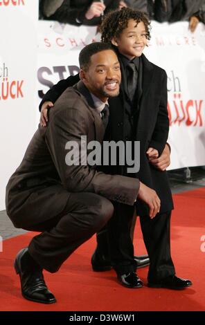 US-Schauspieler Will Smith (L) mit seinem Sohn Jaden Christopher Syre Smith bei der Deutschland-Premiere seines neuen Films "Das Streben Nach Glück" abgebildet ist (The Pursuit of Happyness) in Berlin, Deutschland, Dienstag, 9. Januar 2007. Foto: Jens Kalaene Stockfoto