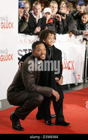 US-Schauspieler Will Smith (L) mit seinem Sohn Jaden Christopher Syre Smith bei der Deutschland-Premiere seines neuen Films "Das Streben Nach Glück" abgebildet ist (The Pursuit of Happyness) in Berlin, Deutschland, Dienstag, 9. Januar 2007. Foto: Jens Kalaene Stockfoto