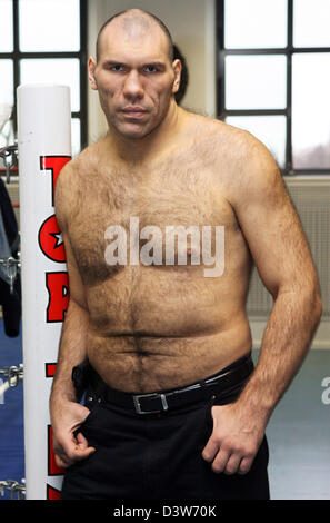 Russische Schwergewichts-Boxer und Halter den Titel der World Boxing Association (WBA) Nikolai Valuev ist in das Sauerland-Box-Gym in Berlin, Deutschland, Donnerstag, 11. Januar 2007 abgebildet. Am 20. Januar kämpfen Valuev freiwillig uns amerikanische McCline um seine Titelverteidigung in der St. Jakob-Halle in Basel (Schweiz). Foto: Steffen Kugler Stockfoto