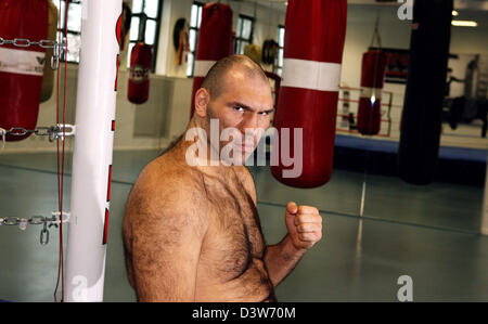 Russische Schwergewichts-Boxer und Halter den Titel der World Boxing Association (WBA) Nikolai Valuev schlägt eine Pose in das Sauerland-Box-Gym in Berlin, Deutschland, Donnerstag, 11. Januar 2007. Am 20. Januar kämpfen Valuev freiwillig uns amerikanische McCline um seine Titelverteidigung in der St. Jakob-Halle in Basel (Schweiz). Foto: Steffen Kugler Stockfoto