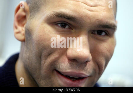 Russische Schwergewichts-Boxer und Halter den Titel der World Boxing Association (WBA) Nikolai Valuev ist in das Sauerland-Box-Gym in Berlin, Deutschland, Donnerstag, 11. Januar 2007 abgebildet. Am 20. Januar kämpfen Valuev freiwillig uns amerikanische McCline um seine Titelverteidigung in der St. Jakob-Halle in Basel (Schweiz). Foto: Steffen Kugler Stockfoto