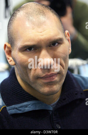 Russische Schwergewichts-Boxer und Halter den Titel der World Boxing Association (WBA) Nikolai Valuev ist in das Sauerland-Box-Gym in Berlin, Deutschland, Donnerstag, 11. Januar 2007 abgebildet. Am 20. Januar kämpfen Valuev freiwillig uns amerikanische McCline um seine Titelverteidigung in der St. Jakob-Halle in Basel (Schweiz). Foto: Steffen Kugler Stockfoto