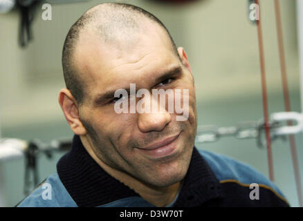 Russische Schwergewichts-Boxer und Halter den Titel der World Boxing Association (WBA) Nikolai Valuev ist in das Sauerland-Box-Gym in Berlin, Deutschland, Donnerstag, 11. Januar 2007 abgebildet. Am 20. Januar kämpfen Valuev freiwillig uns amerikanische McCline um seine Titelverteidigung in der St. Jakob-Halle in Basel (Schweiz). Foto: Steffen Kugler Stockfoto