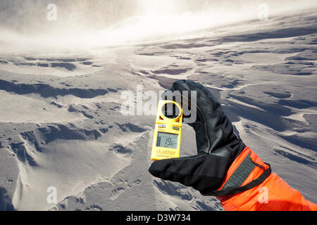 Schneeverwehungen in Coire eine Sneachda in Cairngorm Mountains, Schottland, Großbritannien, mit einem Bergsteiger-anemometer Stockfoto