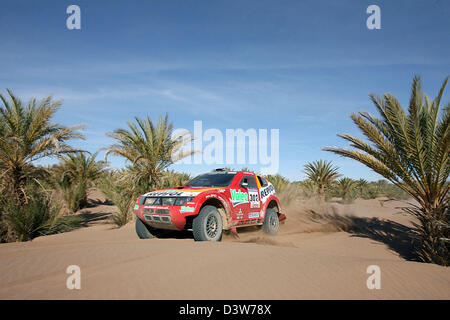 Französischen Rallye-Pilot Stephane Peterhansel Schritte seines Mitsubishi Pajero durch den Wüstensand bei der Rallye Dakar 4. Etappe von Er Rachidia nach Ouarzazate, Marokko, 9. Januar 2007. Foto: Mitsubishi Motorsport Stockfoto