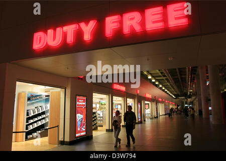 Das Bild zeigt eine "duty free" Shop am Flughafen in Dalaman, Türkei, Samstag, 21. Oktober 2006. Foto: Heiko Wolfraum Stockfoto