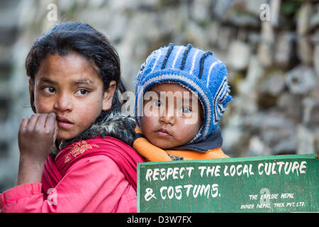 Nepalesische Mädchen mit ihrem kleinen Bruder im Himalaya, Nepal. Stockfoto