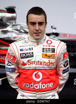 Der spanische Formel1 Piloten Fernando Alonso ist vor der neuen McLaren Mercedes Formel1 Rennwagen MP4-22 bei einem Fototermin in Valencia, Spanien, Montag, 15. Januar 2007 abgebildet. Das Auto soll jungen in einem Show-Event der Öffentlichkeit später offiziell sein. Foto: McLaren-Mercedes Stockfoto