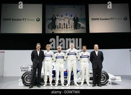 (L-R) BMW Motorsport Direktor Mario Theissen, Deutsch-Test-Pilot Sebastian Vettel, Deutsch F1 Pilot Nick Heidfeld, polnische F1 Pilot Robert Kubica, Deutsch-Test-Fahrer Timo Glock und BMW Sauber technischer Direktor Willy Rampf stellen bei der Präsentation des neuen das Team "F1.07" in Valencia, Spanien, Dienstag, 16. Januar 2007. Foto: Gero Breloer Stockfoto