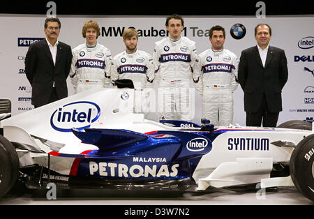 (L-R) BMW Motorsport Direktor Mario Theissen, Deutsch-Test-Pilot Sebastian Vettel, Deutsch F1 Pilot Nick Heidfeld, polnische F1 Pilot Robert Kubica, Deutsch-Test-Fahrer Timo Glock und BMW Sauber technischer Direktor Willy Rampf stellen bei der Präsentation des neuen das Team "F1.07" in Valencia, Spanien, Dienstag, 16. Januar 2007. Foto: Gero Breloer Stockfoto