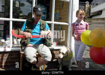 Entertainer außerhalb einer Charity-Shop in Shoreham im Vereinigten Königreich. Stockfoto