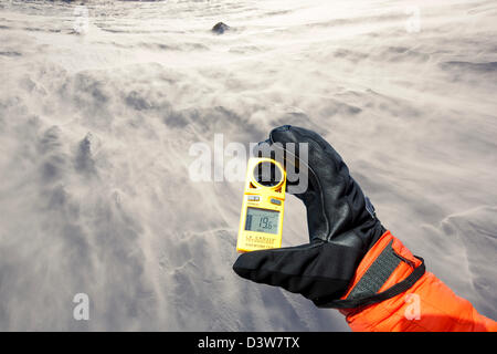 Schneeverwehungen in Coire eine Sneachda in Cairngorm Mountains, Schottland, Großbritannien, mit einem Bergsteiger-anemometer Stockfoto