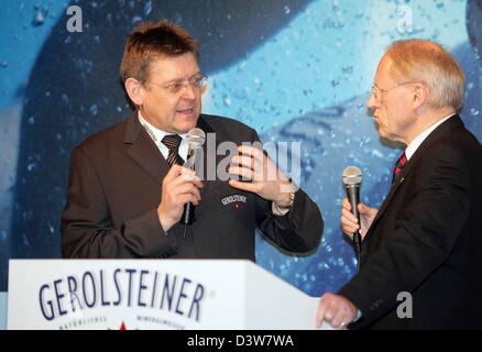 Sportswriter Herbert Watterott (R) interviews Gerolsteiner-Radsport-Team-Manager Hans-Michael Holczer bei der Präsentation des Teams 2007 in Gerolstein, Deutschland, Dienstag, 16. Januar 2007. Team Gerolsteiner hat 26 Fahrer unter Vertrag für die neue Saison. Foto: Thomas Frey Stockfoto