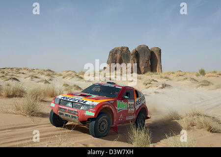 Französischen Rallye-Pilot Stephane Peterhansel Schritte seines Mitsubishi Pajero durch den Wüstensand bei der Rallye Dakar 2007 9. Etappe von Tichit, Nema, Mauretanien, Montag, 15. Januar 2007. Foto: Mitsubishi Motorsport Stockfoto