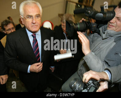 Das ehemalige Mitglied der VW-Vorstand Peter Hartz, geht die Treppe in den Gerichtssaal, umringt von Fotografen beim Amtsgericht in Braunschweig, Deutschland, Mittwoch, 17. Januar 2007. 65 Jahre alte Hartz wird Untreue in 44 Fällen und unerlaubte Vorzugsbehandlung der Mitglieder des Ausschusses für Werke vorgeworfen. Foto: Peter Steffen Stockfoto