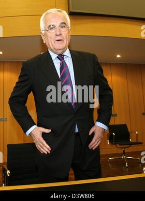 Das ehemalige Mitglied der VW-Vorstand Peter Hartz (L) steht auf der Anklagebank des Landgerichts in Braunschweig, Deutschland, Mittwoch, 17. Januar 2007. 65 Jahre alte Hartz wird Untreue in 44 Fällen und unerlaubte Vorzugsbehandlung der Mitglieder des Ausschusses für Werke vorgeworfen. Foto: Jochen Luebke Stockfoto