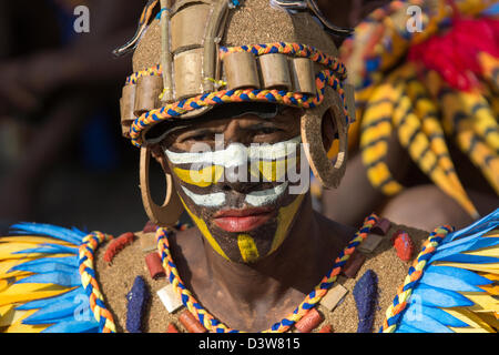 Teilnehmer, gekleidet in Stammes-Gewand der Dinagyang Festival in Iloilo City, Philippinen Stockfoto