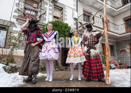 Madamas warten auf die Trangas zu gehen, den Ball auf dem Hauptplatz. Karneval von Bielsa, Huesca, Spanien Stockfoto