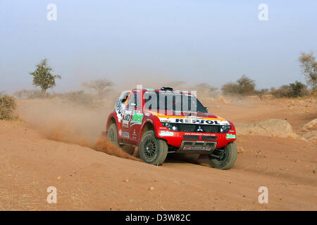 Französischen Rallye-Pilot Stephane Peterhansel Fahrten mit seinem Mitsubishi Pajero durch den Wüstensand bei der Rallye Dakar 2007 10. Etappe von Nema nach Nema, Mauretanien, Dienstag, 16. Januar 2007. Foto: Mitsubishi Motorsport Stockfoto