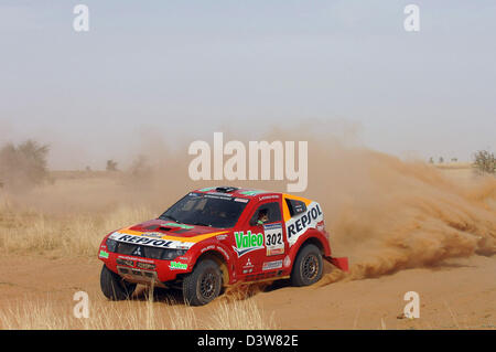 Französischen Rallye-Pilot Stephane Peterhansel Fahrten mit seinem Mitsubishi Pajero durch den Wüstensand auf der 10. Etappe der Rallye Dakar 2007 von Nema nach Nema, Mauretanien, Dienstag, 16. Januar 2007. Foto: Mitsubishi Motorsport Stockfoto