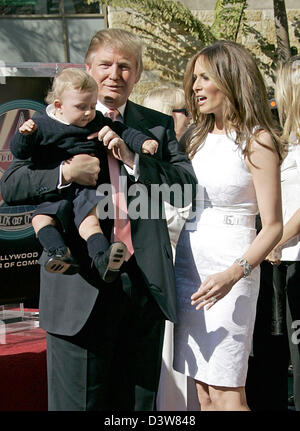 Donald Trump, der Milliardär Entwickler und Hersteller von NBC "The Apprentice", hält seinen 10 Monate alten Sohn Barron während Frau Melania (R) während einer Zeremonie zu ehren ihn mit einem Stern auf dem "Hollywood Walk of Fame" in Los Angeles, USA, Dienstag, 16. Januar 2007 sucht. Foto: Hubert Boesl Stockfoto